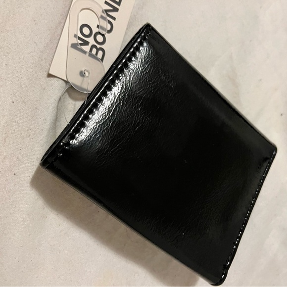 No Boundaries Shiny Black Wallet - Picture 4 of 4
